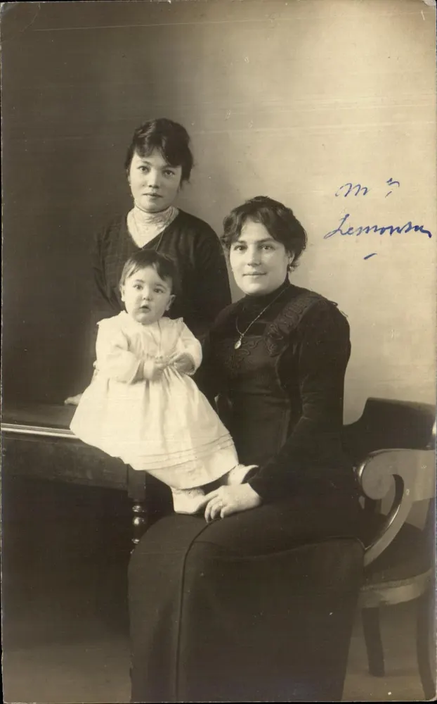 Zwei Frauen und ein Kind — Fotostudio - Vorderseite
