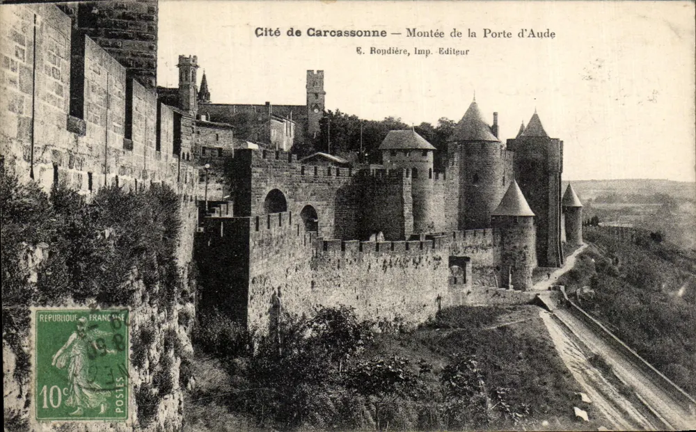 Cidade de Carcassonne — Subida da Porta d'Aude — G. Ropdière, Imp. Editora - Frente