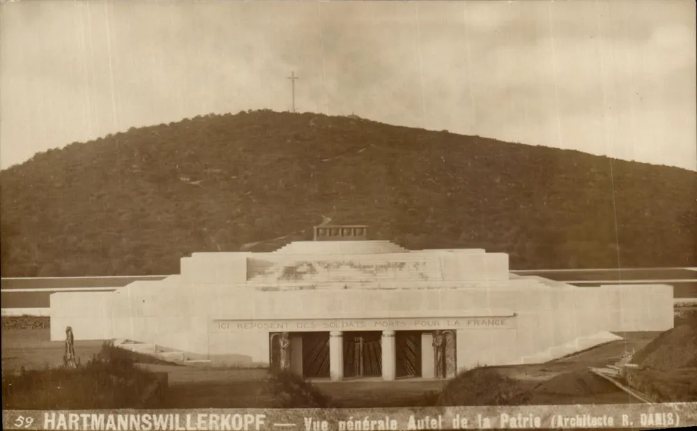 Hartmannswillerkopf — Allgemeiner Blick Altar der Vaterlandsliebe (Architekt R. QANIS) - Vorderseite