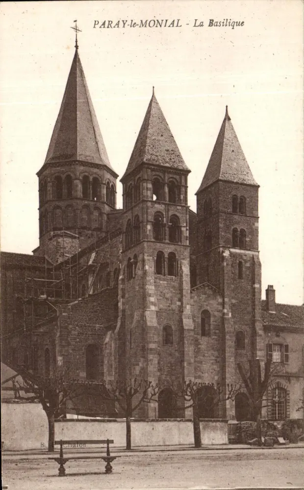 Paray-le-Monial - A Basílica - Frente