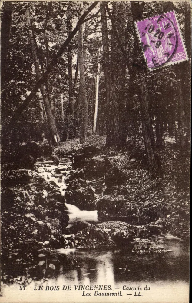 O Bois de Vincennes — Cachoeira do Lago Daumesnil — LL. — Editor LL, n° 93 - Frente