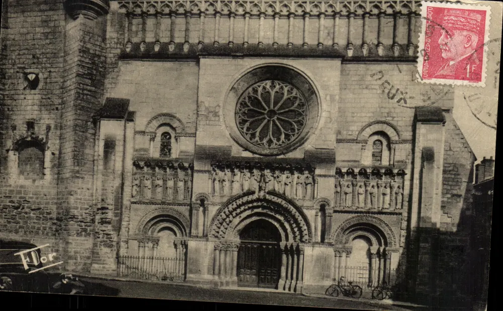 Catedral de São Etienne de Bourges — fachada gótica ornada com estátuas — editor Flor - Frente