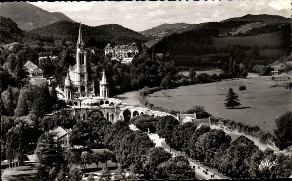Lourdes — Blick auf die Basilika vom Schloss-Fort — Verlag P. Doucet - Vorderseite
