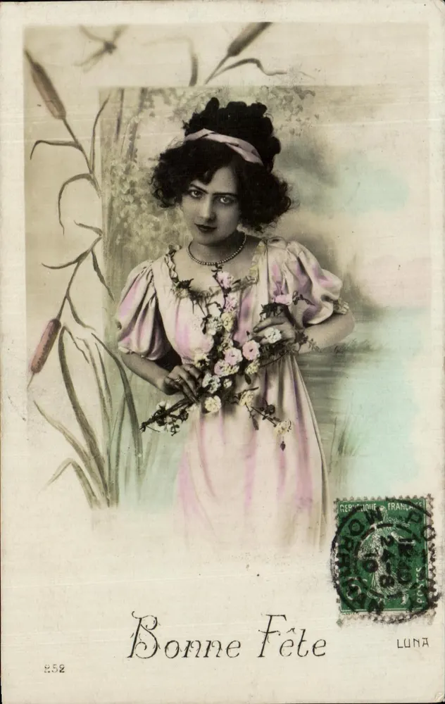 Frau in einem rosa Kleid mit Blumenstrauß — Frohe Geburtstagskarte — Luna n°252 - Vorderseite