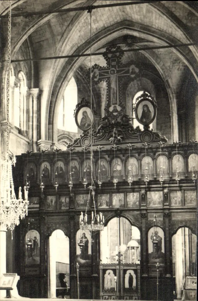 Interior de uma igreja ortodoxa — altar e iconostásio ornados — editor desconhecido, número de série não visível - Frente