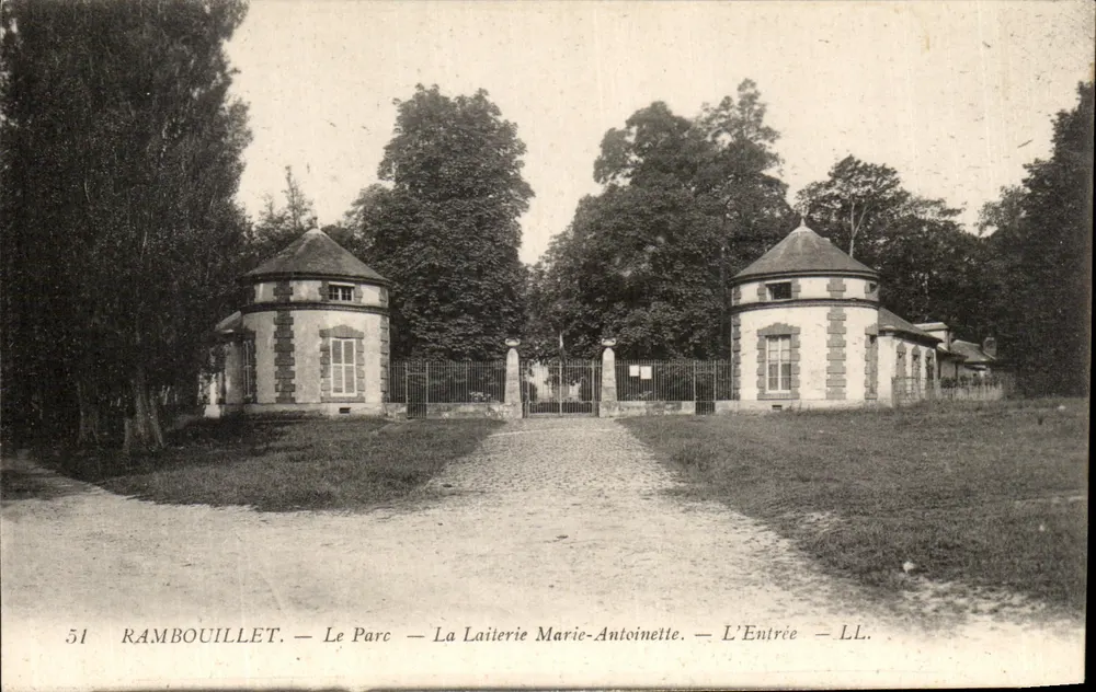 Rambouillet — Der Park — Die Käsestube Marie-Antoinette — Der Eingang — LL. - Vorderseite
