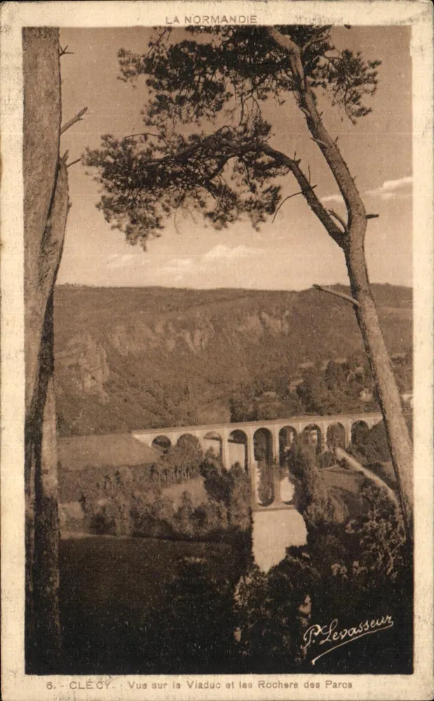 Clécy — Blick auf den Viadukt und die Rochers des Parcs — P. Levassœur - Vorderseite