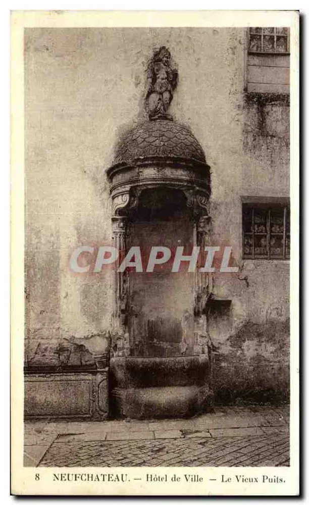 Neufchâteau — Rathaus — Das Alte Brunnen - Vorderseite