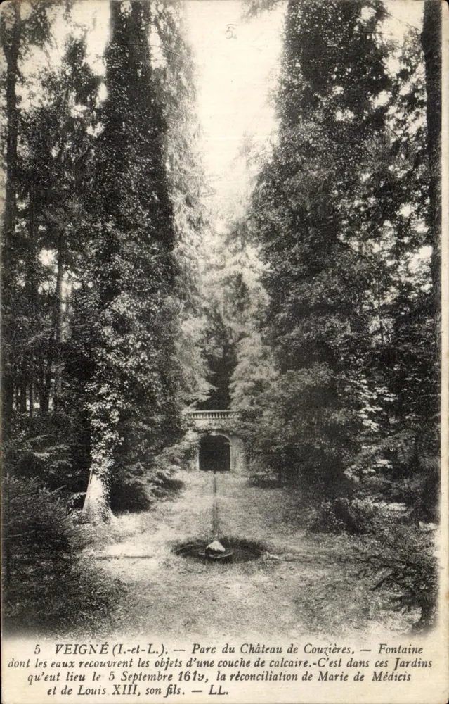 Veigné (Loire-Inférieure) — Park des Schlosses Couzières — Brunnen mit historischer Inschrift — LL - Vorderseite
