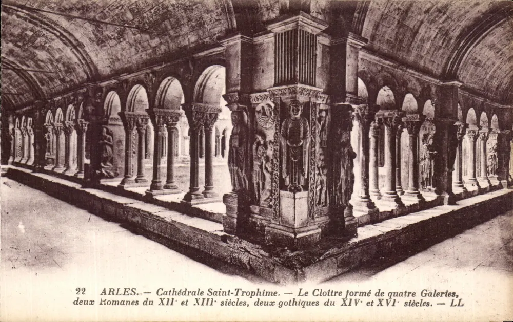 Arles — Kathedrale Saint-Trophime — Der Cloister, bestehend aus vier Galerien - Vorderseite