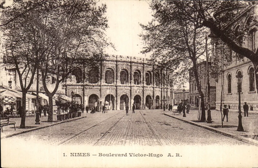 Nîmes — Boulevard Victor-Hugo — vista do teatro romano - Frente