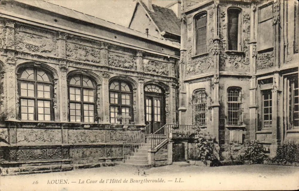 Kouen — Der Innenhof des Hôtel de Bourgtheroulde — LL. - Vorderseite