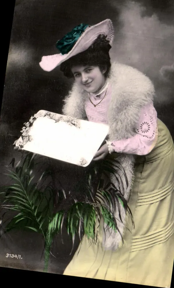 Junge Frau in einem rosa Kleid und Pelz — mit einem Tablett — n° 3134/1 - Vorderseite