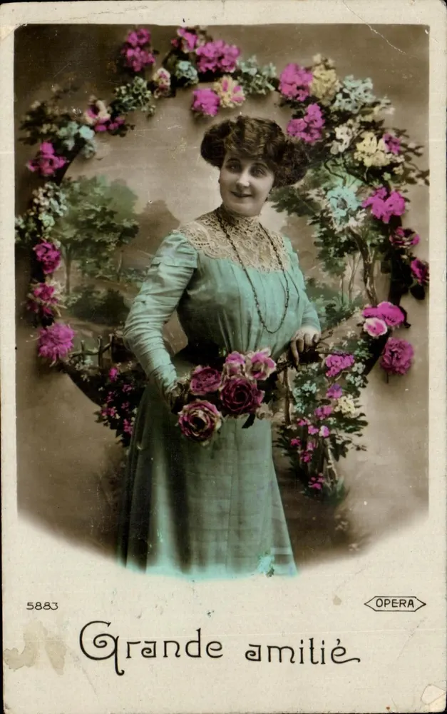 Frau in einem hellblauen Kleid — Blumenverzierung — Verlag OPERA, Nr. 5883 - Vorderseite