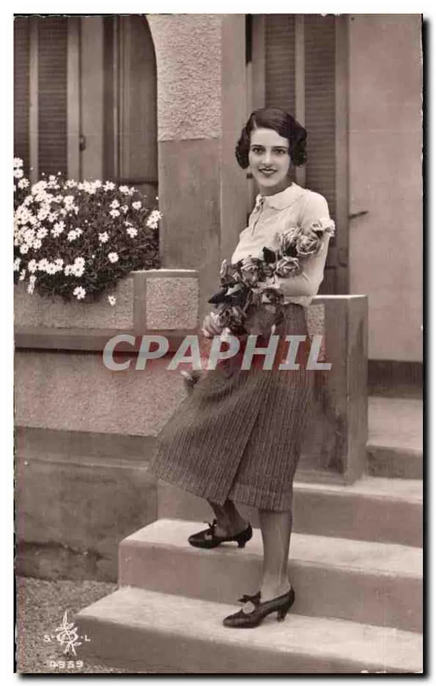 Junge Frau mit Rosenstrauß — vor einem Vorbau — S. L. n° 4929 - Vorderseite