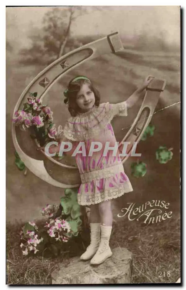Fille en robe à motifs — devant un grand fer à cheval décoratif — éditeur 'CPAPHIL' n°218 - Vorderseite