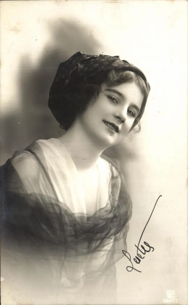 Junge Frau im Musterhut — signierte Fotografie 'Leroy' — Verlag Leroy, Nr. 29871/2 - Vorderseite