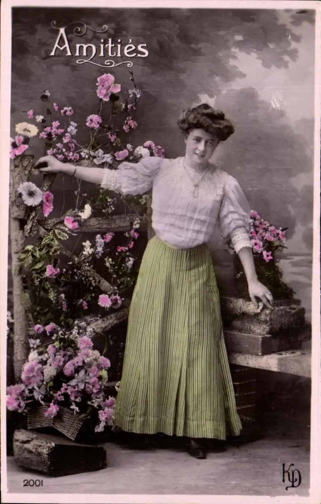 Frau in grüner Kleidung unter Blumen — 'Amitiés' — KD n°2001 - Vorderseite