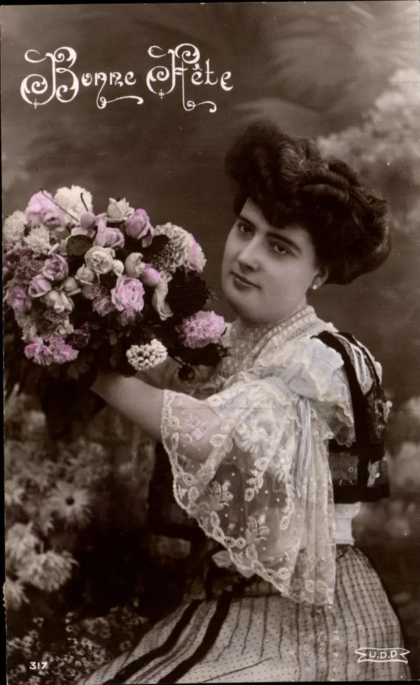 Frau mit Blumenstrauß — Frohe Neujahr — U.D.D. n°317 - Vorderseite