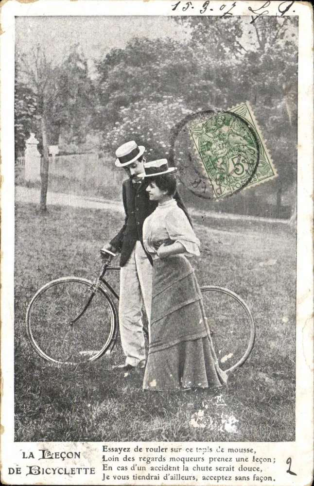 A Lição de Bicicleta — publicidade com fundo de casal e bicicleta — editor não visível - Frente