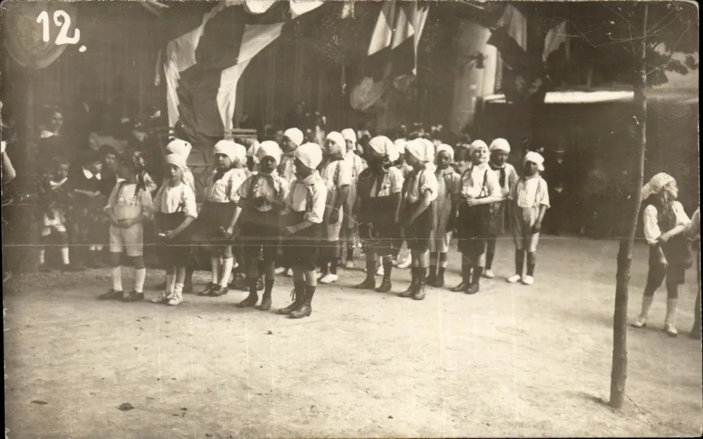 Crianças em uniforme — cerimônia escolar — Carta postal n°12 - Frente