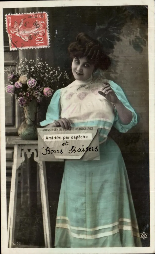 Junge Frau in einem blauen Kleid, die eine Karte hält — Administration des Postes et Télégraphes — n° 4102 - Vorderseite
