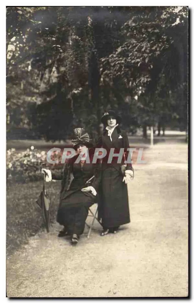 Duas mulheres em traje da época em um parque — Vichy, 1913 — editor não visível - Frente