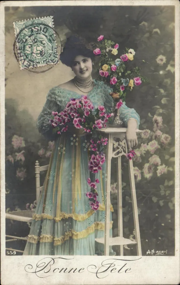 Frau in blauer Robe mit Blumenstrauß — AN-PARIS n°559 — Frohe Geburtstagskarte - Vorderseite
