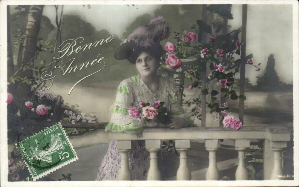 Frau in Musterkleid — Rosen und Balkon — Verlag J.H. - Vorderseite