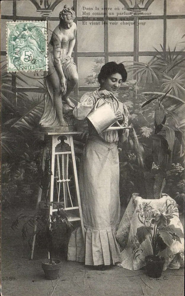 Frau, die Pflanzen in einer Gewächshaus — nackte Frauenskulptur im Hintergrund — Verlag C.C.C. n°2389 - Vorderseite