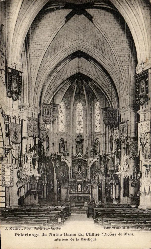 Pilgerreise zu Notre-Dame du Chêne — Innenansicht der Basilika — J. Malicot, Foto. Sablé-sur-Sarthe — Ausgabe der Missionare (Diözese von Mans) - Vorderseite