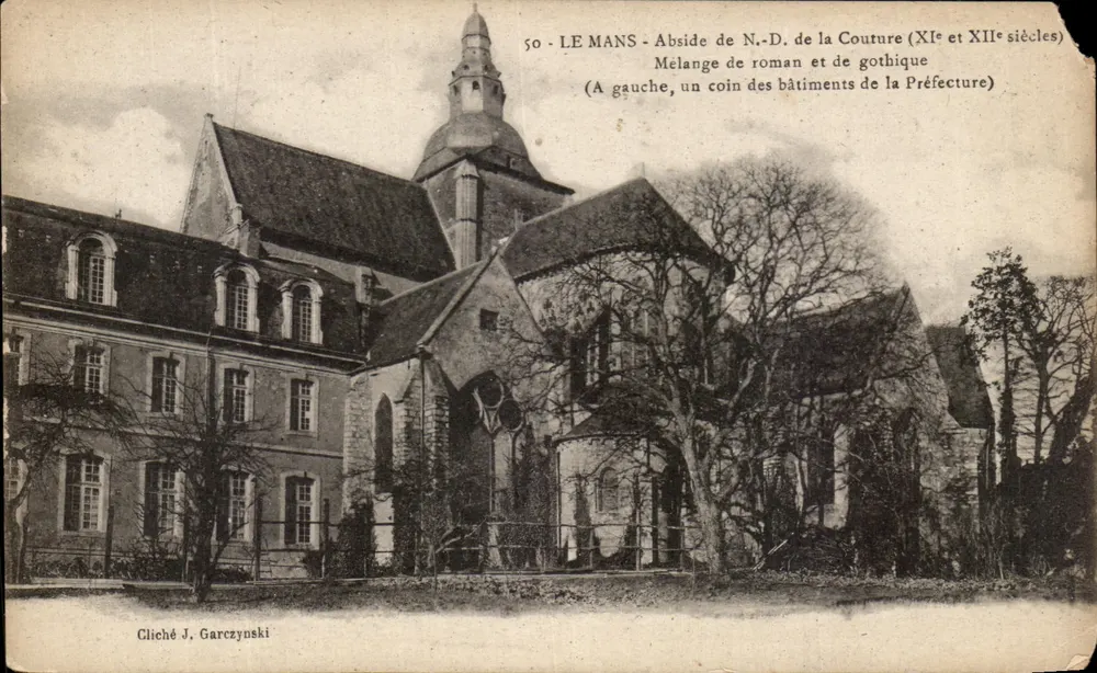 Le Mans - Abside von Notre-Dame de la Couture (11. und 12. Jahrhundert) — Mischung aus Romanik und Gotik (Links, ein Eckbereich der Präfekturbauten) — Cliché J. Garczynski - Vorderseite