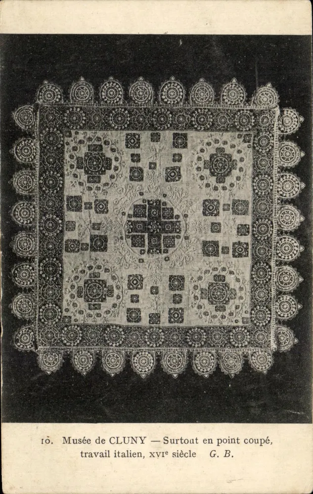 Museum Cluny — Surtoat in point coupé, italienisches Werk, 16. Jahrhundert — G. B. - Vorderseite