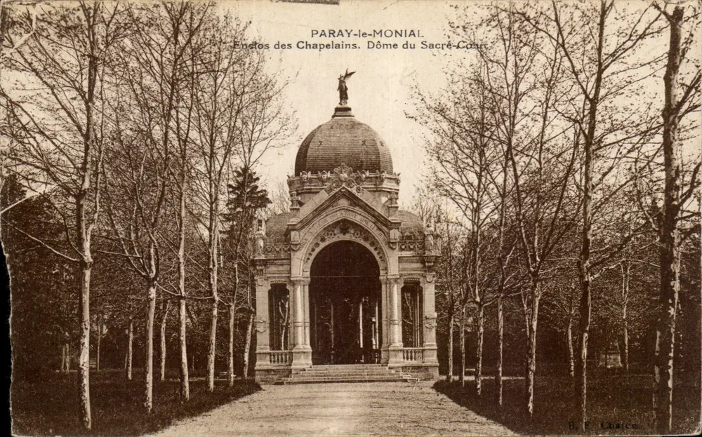 Paray-le-Monial — Enclos des Chapelains. Dach des Sacré-Cœur — H. P. Chaise - Vorderseite