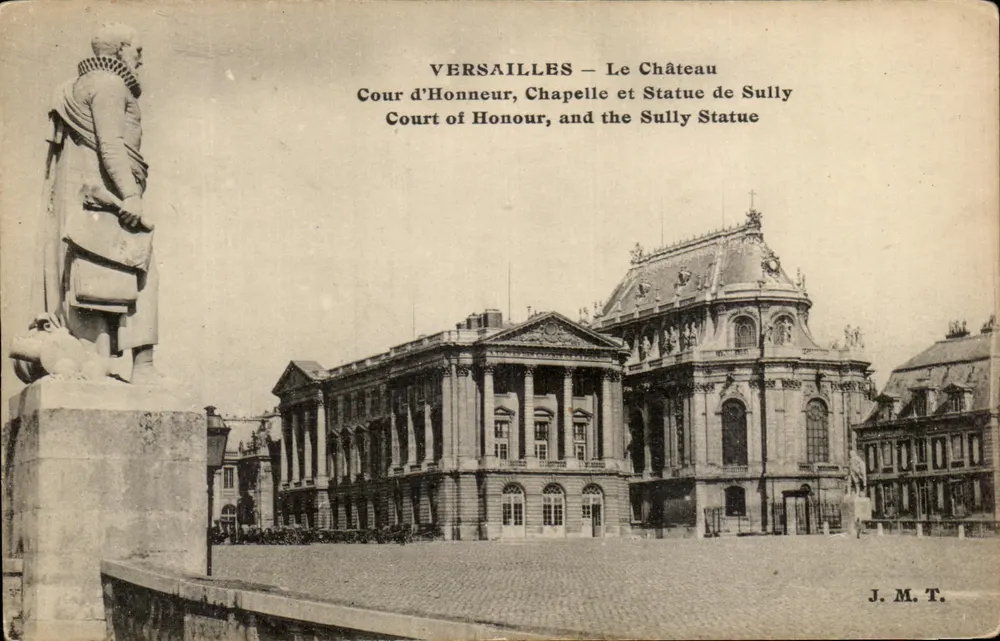 Versailles — Das Schloss — Cour d'Honneur, Kapelle und Statue von Sully — J.M.T. - Vorderseite
