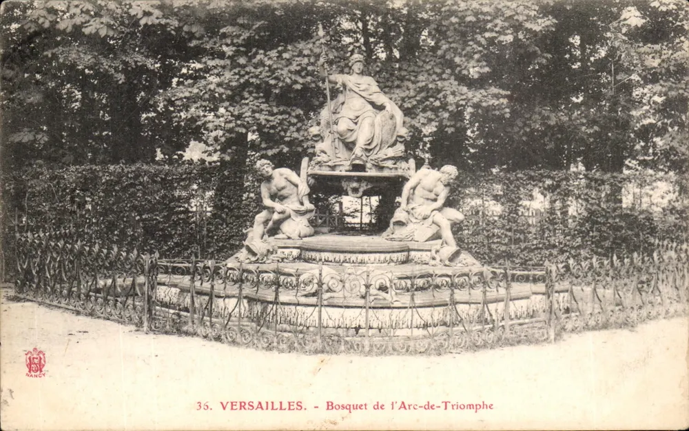 Versailles - Bosquet do Arco do Triunfo - Fonte com estátua central e duas figuras sentadas - Frente