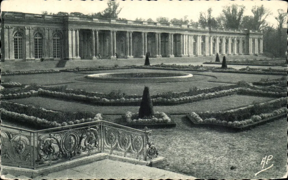 Le Grand Trianon — vue des jardins et du bâtiment — Éditions d'Art A.F., Versailles - Frente