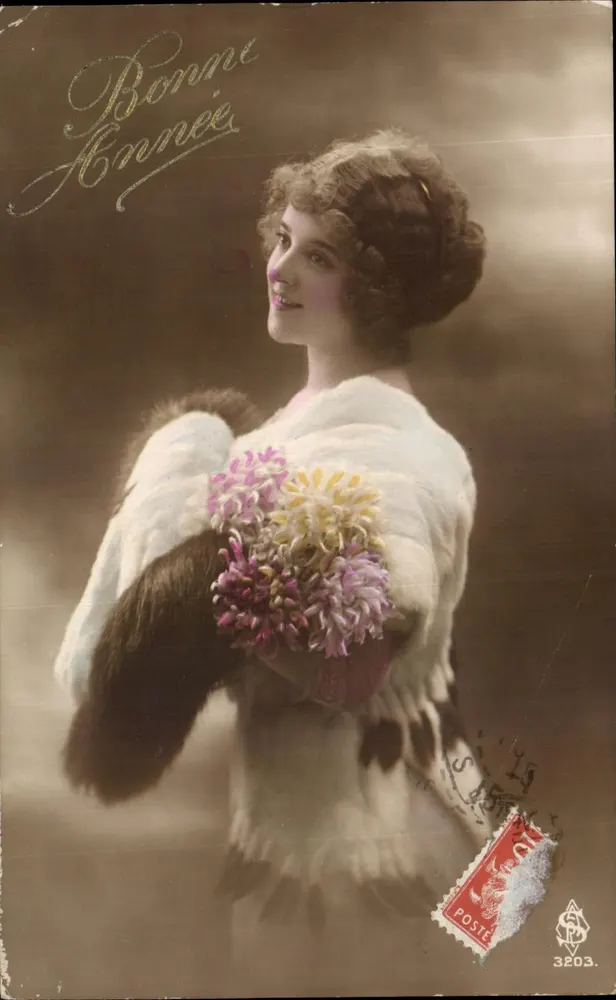 Junge Frau in Pelz mit Blumenbouquet — Frohe Neujahr — Serie 3203, veröffentlicht von S. POSTE - Vorderseite
