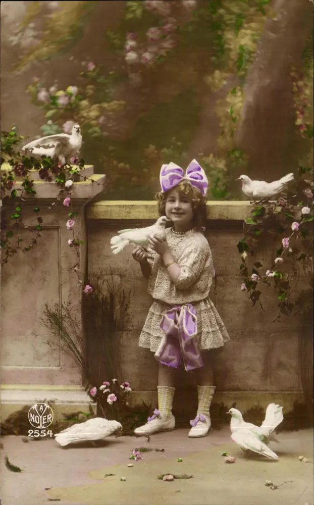 Mädchen mit Tauben — Garten-Szene — Verlag A. NOJER, Nr. 2554 - Vorderseite
