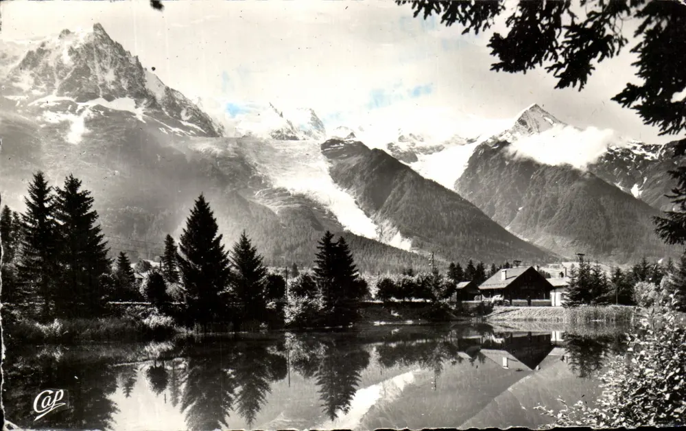 Lac des Gaillands — vue du lac et des montagnes enneigées — Réal-Photo - Frente