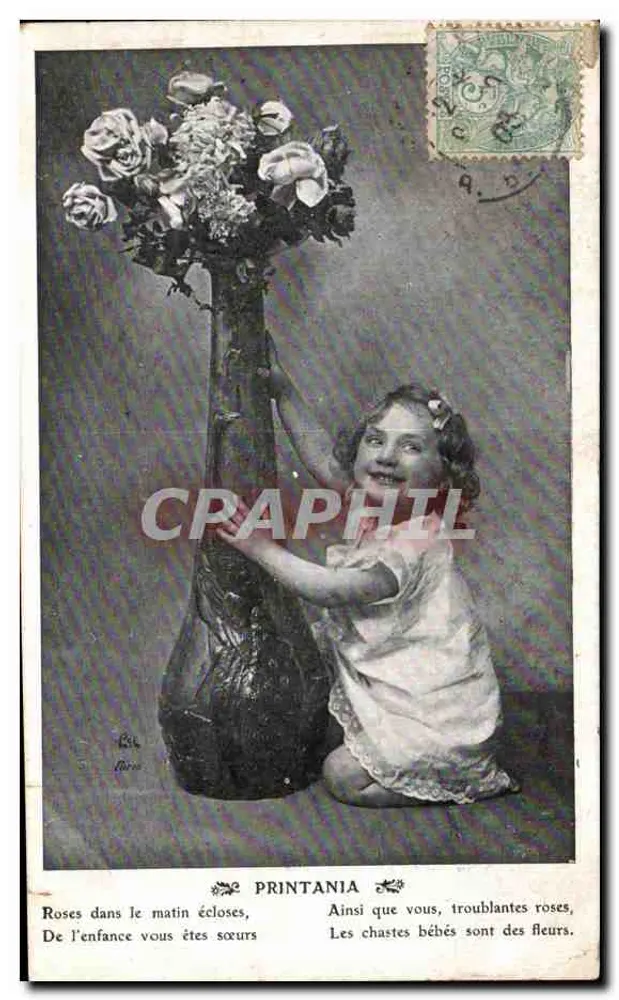 Mädchen, das mit einer Rosen-Vase spielt — Verlag Printania, Seriennummer nicht sichtbar - Vorderseite