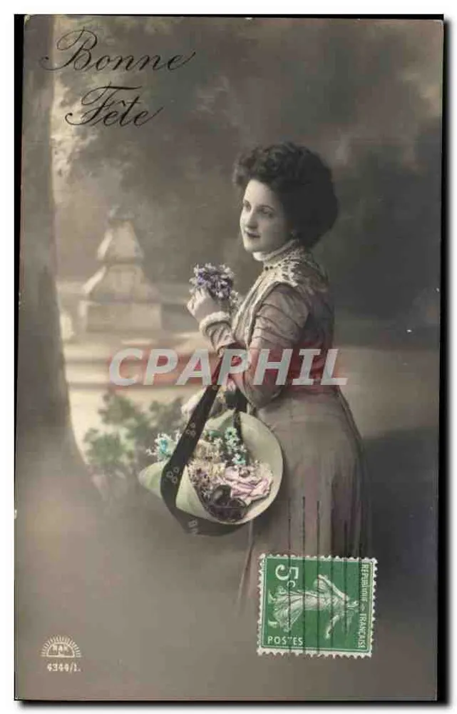 Frau in eleganter Kleidung mit blumengeschmücktem Hut — Frohe Feier — n° 4344/1 - Vorderseite