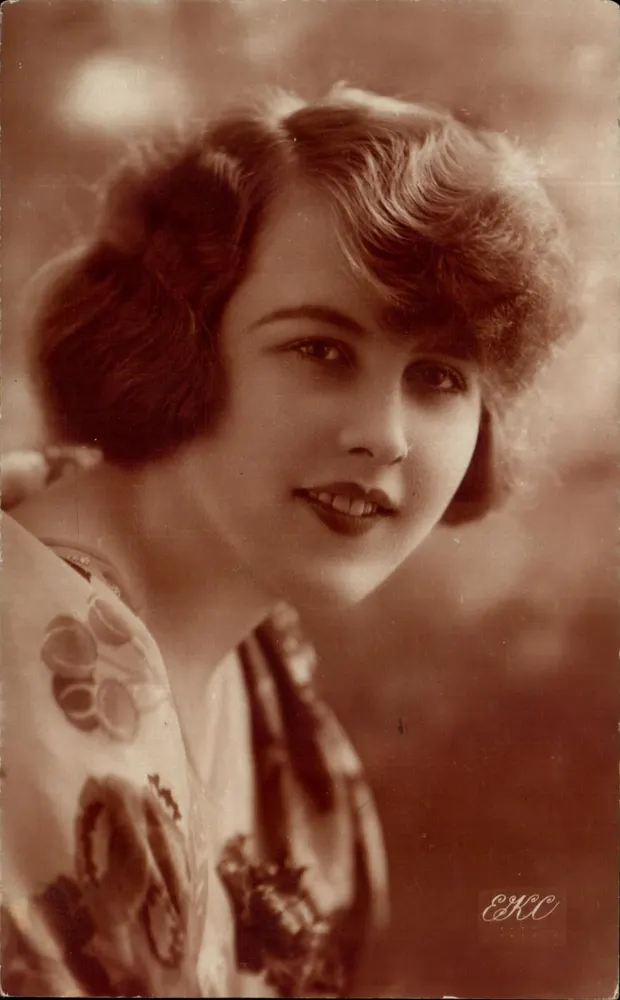 Junge Frau — Portrait — EHC Paris - Vorderseite
