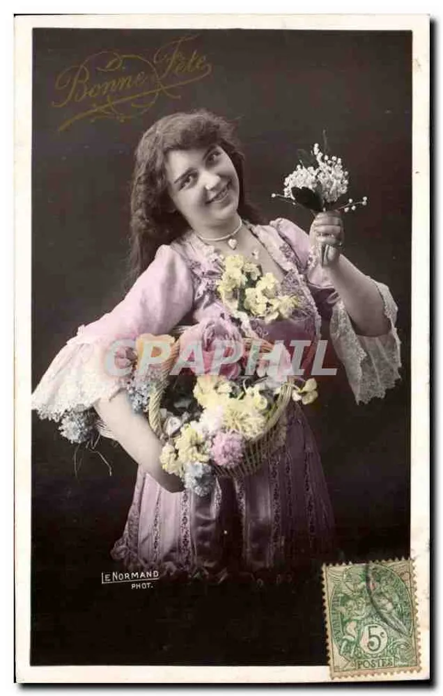 Lächelnde junge Frau mit Blumenkorb — Frohe Geburtstagskarte — E. Normand Phot. - Vorderseite