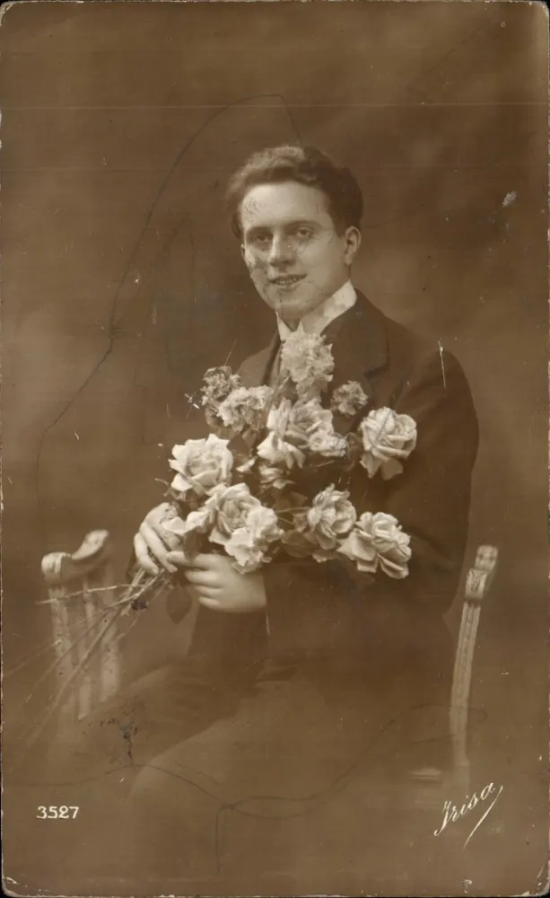 Jeune homme en costume — tenant un bouquet de roses — éditeur Liisa, n° 3527 - Vorderseite