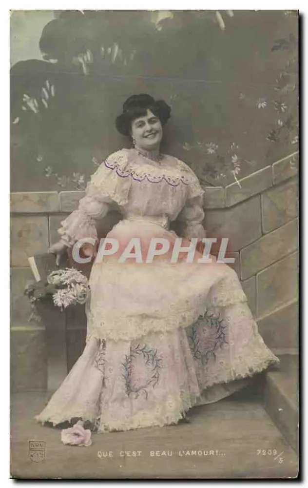 Frau in einem Kleid im Viktorianischen Stil — gedruckter Text 'QUE C'EST BEAU L'AMOUR!' — Verlag NAP, Nr. 7209/5 - Vorderseite