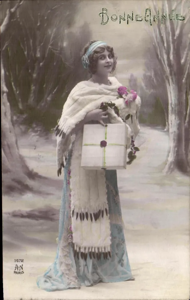 Frau im blauen Kleid mit Geschenk — Frohe Neujahrszeit — AN Paris n°1472 - Vorderseite