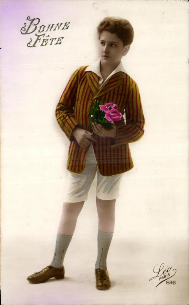 Junge in gestreiftem Anzug — mit einem Rosenstrauß — Verlag Léo, Paris, n° 636 - Vorderseite