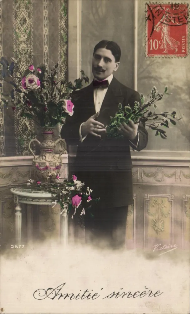 Mann im Abendkleid — mit Blumenstrauß und Rosen-Vase — Verlag Victoire, Nr. 3577 - Vorderseite