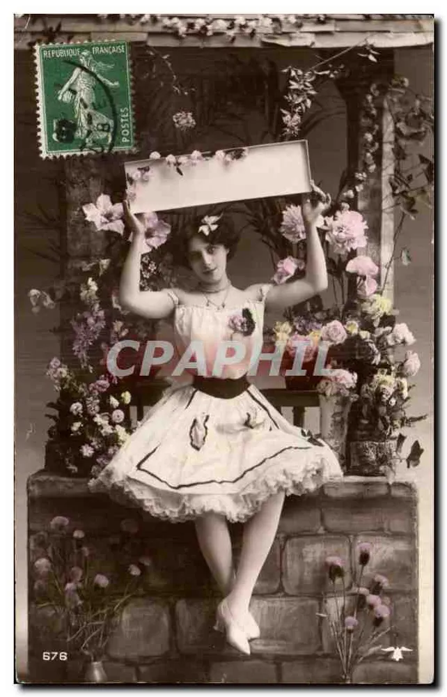 Frau im Abendkleid — Pose mit Schild — anonymer Verlag, Nr. 676 - Vorderseite
